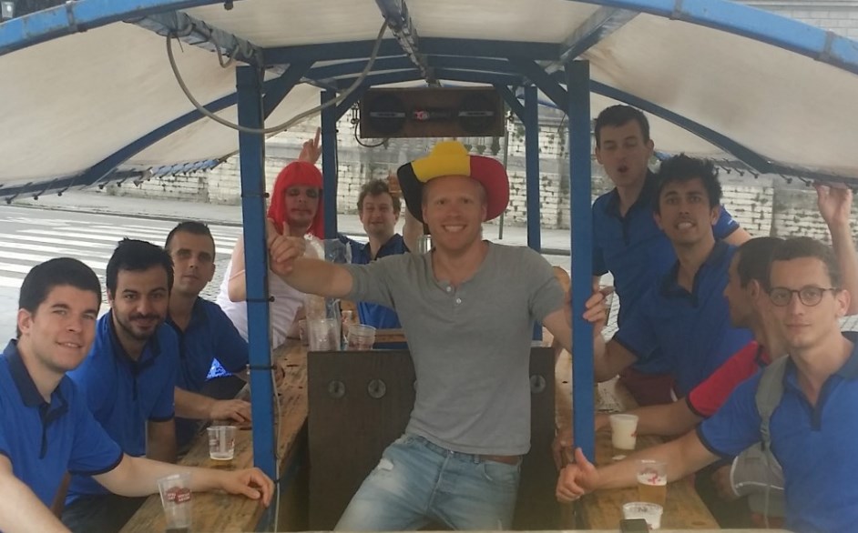 groep jongens op bierfiets in brussel